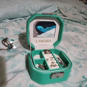 💝🎉 Free Jewelry Box W/ Purchase